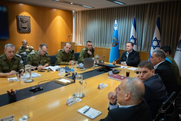 שר הביטחון ישראל כ״ץ והרמטכ״ל הרצי הלוי באישור תכניות מבצעיות ללבנון בקריה (צילום: אריאל חרמוני, משרד הביטחון)