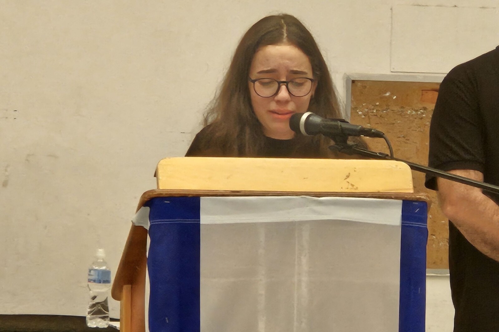 איילה, בתו הבכורה של עומר ויינשטיין, סופדת לאביה (צילום: מאיה רונן)