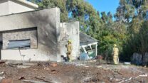 מבנה בקריית שמונה שנפגע מרקטה (צילום: דוברות כבאות והצלה)