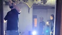 שריפה בבית בקיבוץ בארי הזמני בחצרים (צילום: דוברות קיבוץ בארי)