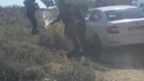 פלסטיני מהכפר בורין סופג מכה, הרכב הובער (צילום: בשאר עיד)