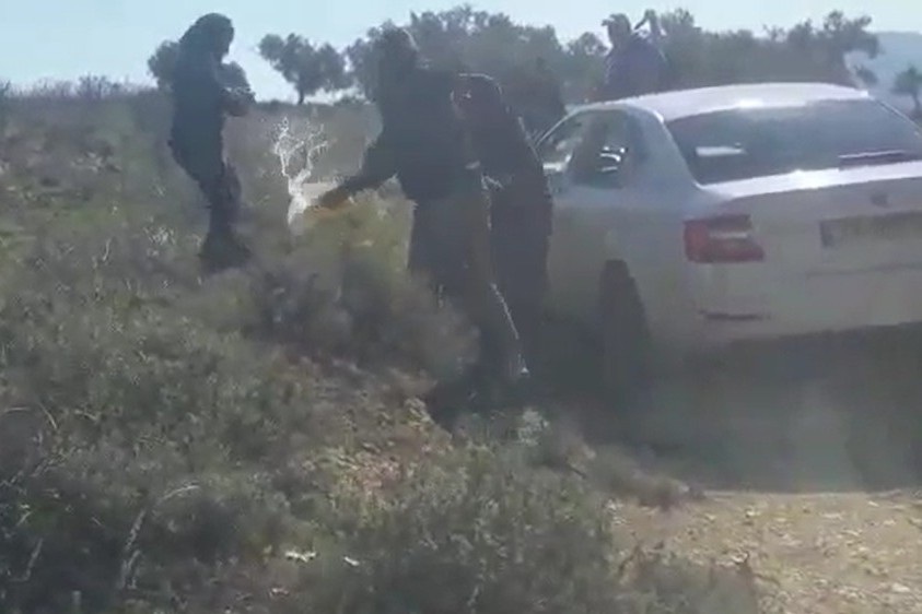 פלסטיני מהכפר בורין סופג מכה, הרכב הובער (צילום: בשאר עיד) פלסטיני מהכפר בורין סופג מכה, הרכב הובער (צילום: בשאר עיד)