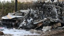 רכב שנפגע מטיל בפתח תקווה (צילום: פאולינה פטימר)