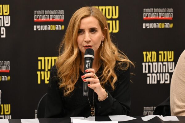שורדת השבי דניאל אלוני בהצהרה לתקשורת במלאת שנה לעסקת החטופים (צילום: פאולינה פטימר)