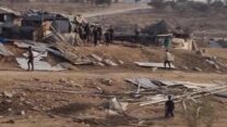 תושבי אום אל-חיראן הורסים את בתיהם (צילום: המועצה לכפרים לא מוכרים בנגב)