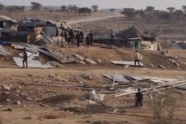 תושבי אום אל-חיראן הורסים את בתיהם (צילום: המועצה לכפרים לא מוכרים בנגב)