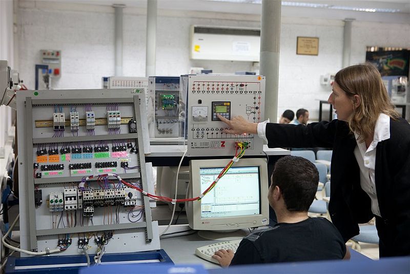 שיעור חשמל במכללה הטכנולוגית מכללת אורט סינגאלובסקי בתל אביב (צילום ארכיון: מכללת אורט סינגאלובסקי) שיעור חשמל במכללה הטכנולוגית מכללת אורט סינגאלובסקי בתל אביב (צילום ארכיון: מכללת אורט סינגאלובסקי)