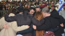 משפחתו של יונה בצלאל בריף ז"ל מתחבקת בהלוויתו (צילום: הדס יום טוב)