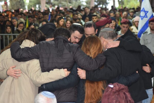 משפחתו של יונה בצלאל בריף ז"ל מתחבקת בהלוויתו (צילום: הדס יום טוב)