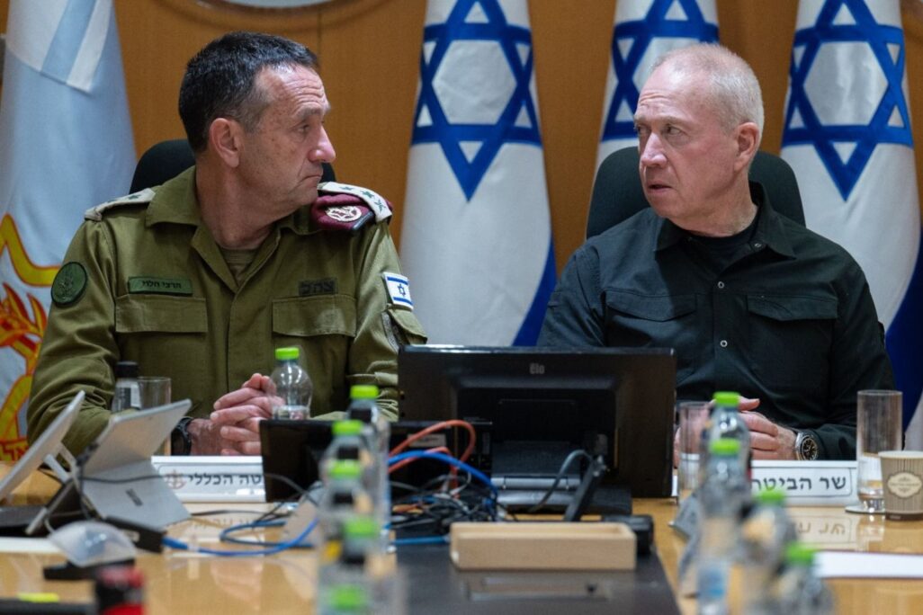 שר הביטחון היוצא יואב גלנט עם הרמטכ"ל רא"ל הרצי הלוי (צילום: אריאל חרמוני, משרד הביטחון) שר הביטחון היוצא יואב גלנט עם הרמטכ"ל רא"ל הרצי הלוי (צילום: אריאל חרמוני, משרד הביטחון)
