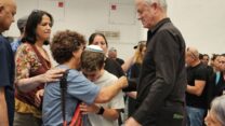 ח"כ בני גנץ עם איתמר, בנו של עומר ויינשטיין, ועיניה אימו (צילום: מאיה רונן)