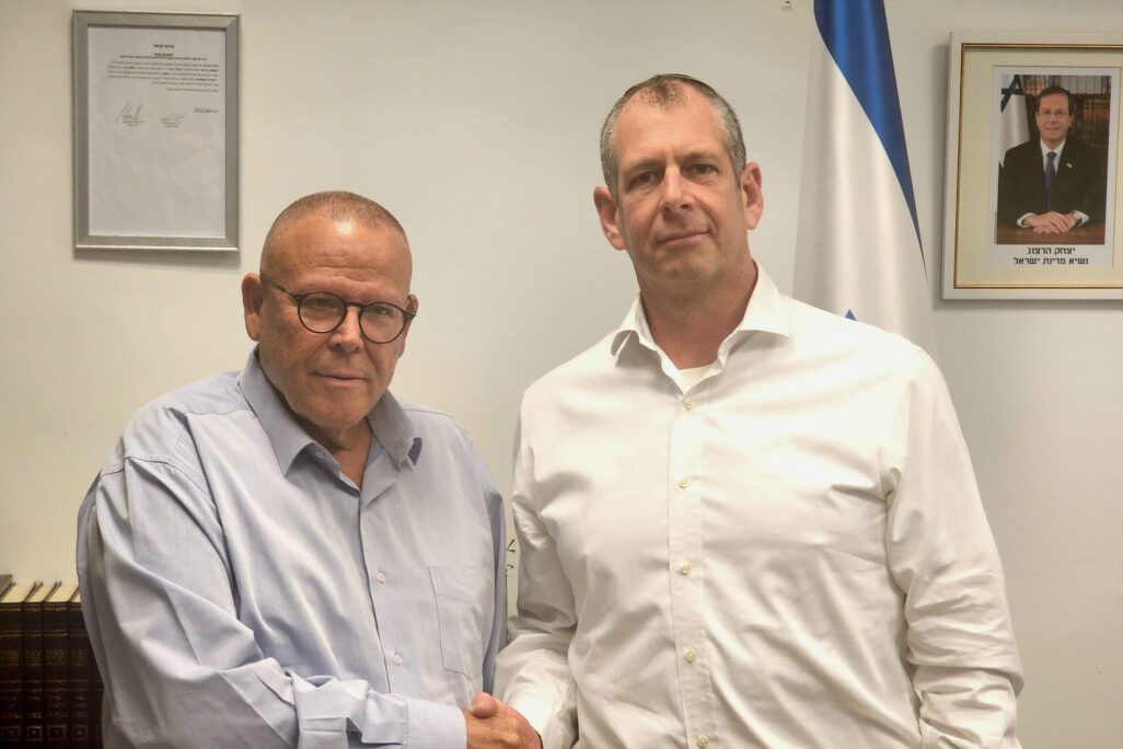 מנכ"ל משרד האוצר שלומי הייזלר (מימין) ויו"ר ההסתדרות ארנון בר-דוד (צילום: דוברות האוצר) מנכ"ל משרד האוצר שלומי הייזלר (מימין) ויו"ר ההסתדרות ארנון בר-דוד (צילום: דוברות האוצר)