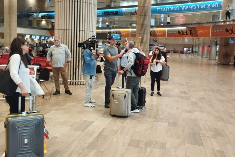 החוזרים מהולנד. "חיכינו שם שעה בקור עד שהגיעו שתי ניידות וליוו אותנו משם בשיירה" (צילום: אמיתי פרץ)