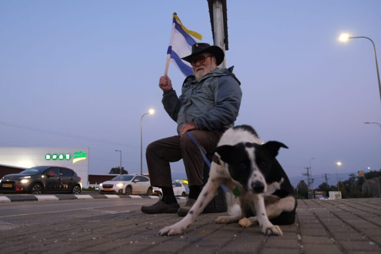 שלמה רזיל וכלבו נמש בהפגנה בקריאה לשחרור חטופים בצומת הגומא (צילום: דוד טברסקי)