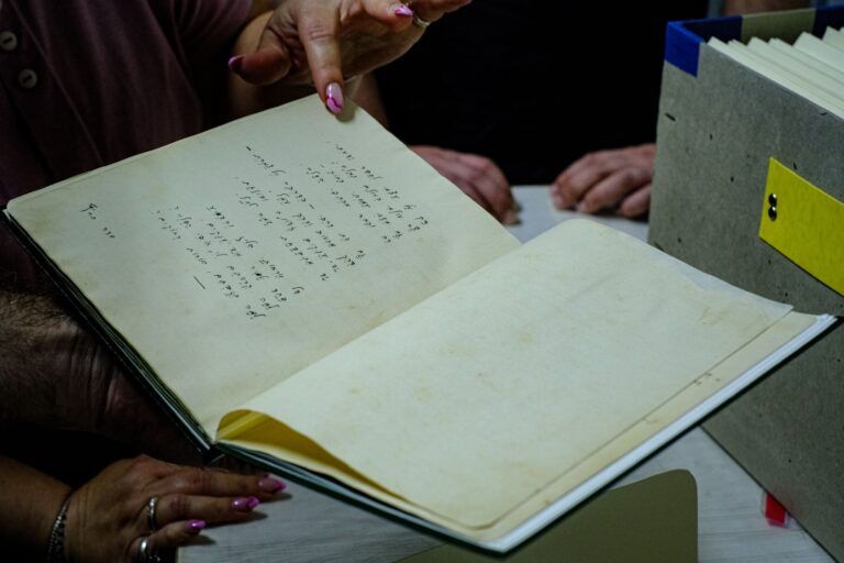 השיר "רק על עצמי" בכתב ידה של רחל בלובשטיין במחברת השירים המקורית שלה (צילום: דוד טברסקי)