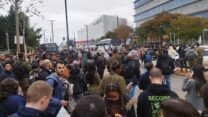 מאות נוסעי רכבת מחוץ לתחנת הרכבת בלוד, לאחר שהתבקשו לצאת מהתחנה בעקבות שיבושים ברכבת (צילום: דבר)