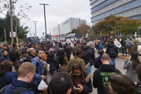 מאות נוסעי רכבת מחוץ לתחנת הרכבת בלוד, לאחר שהתבקשו לצאת מהתחנה בעקבות שיבושים ברכבת (צילום: דבר)