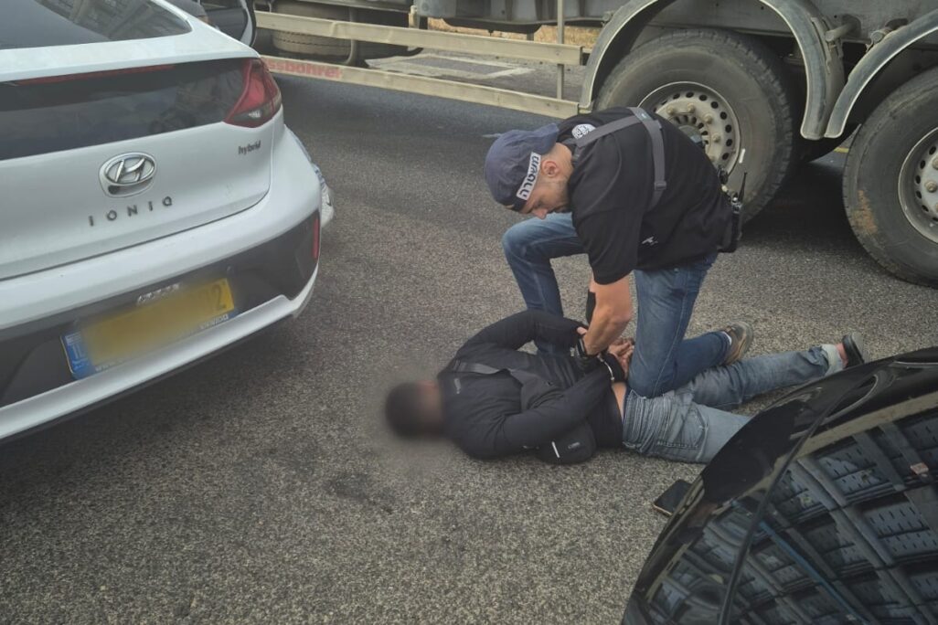שוטר עוצר את אחד החשודים ברצח בתל שבע (צילום: דוברות המשטרה) שוטר עוצר את אחד החשודים ברצח בתל שבע (צילום: דוברות המשטרה)