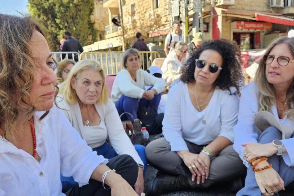עידית אהל (מימין), ניבה ונקרט, סימונה שטינברכר וצופית גרנט (צילום: אלי אלעזר, משמרת 101) עידית אהל (מימין), ניבה ונקרט, סימונה שטינברכר וצופית גרנט (צילום: אלי אלעזר, משמרת 101)