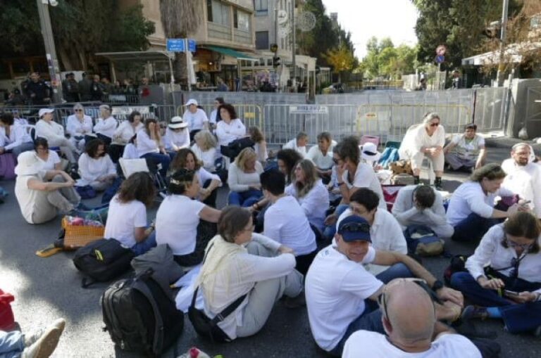 משתתפים במחאה (צילום: דורון אדר)
