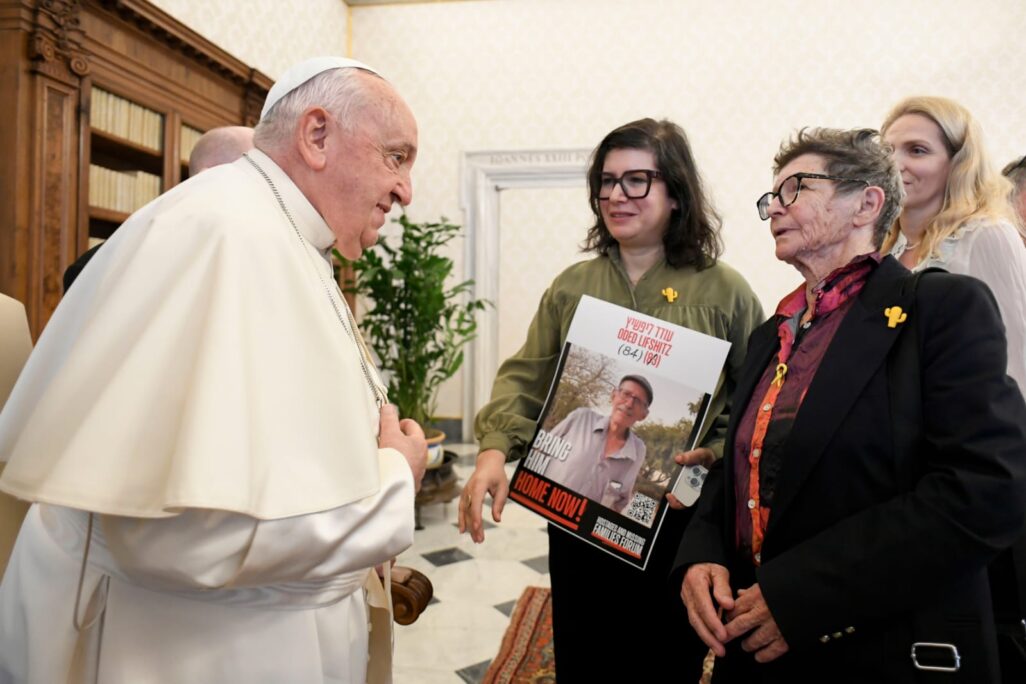 יוכבד ליפשיץ משוחחת עם האפיפיור (צילום: Vatican Media)