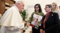 יוכבד ליפשיץ משוחחת עם האפיפיור (צילום: Vatican Media)