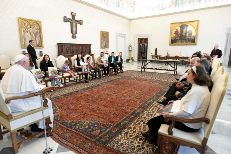 המשלחת הישראלית עם האפיפיור (צילום: Vatican Media)