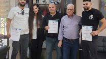 חברי ועד הפעולה של בן שמעון פלוריש עם יו"ר מרחב כרמיאל בהסתדרות יואב קליין ומזכירת האיגוד המקצועי במרחב מזל הקש-שומרון (צילום: דוברות ההסתדרות)