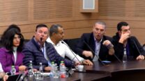 אלי אלון משלומי (שני מימין) בדיון בוועדת הכספים. "חווים בשבועיים האחרונים קריסה" (צילום מסך: אתר הכנסת)