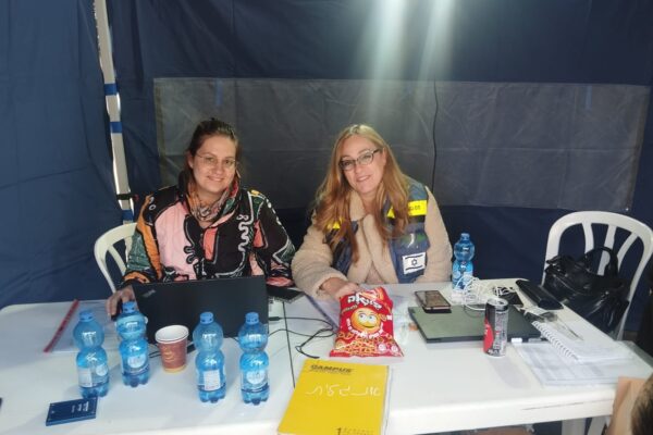 ז'וריאל טולדנו (מימין) ודריה מומוטוב בעמדה של רשות המסים ליד הבניין (צילום: אמיתי פרץ)