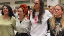 משפחות חטופים עם תושבות עלי בעצרת למען החטופים (צילום: טובי שריד, דוברות בנימין)
