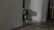 מתנדב זק"א בבארי (צילום: חן ג. שימל, מתוך תערוכת 'עדות מקומית 2024')
