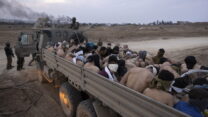 משאית עם עצורים פלסטינים בשג'עייה (צילום: מוטי מילרוד, מתוך תערוכת 'עדות מקומית 2024')