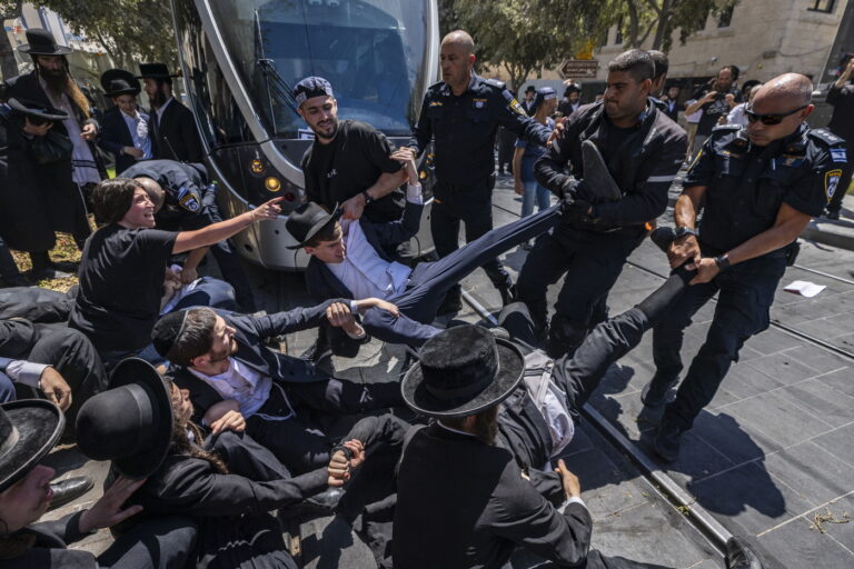 הפגנות חרדים נגד הגיוס לצה״ל בלשכת הגיוס בירושלים (צילום: אוליבייה פיטוסי, מתוך תערוכת 'עדות מקומית 2024')
