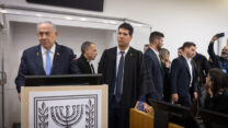 נתניהו באולם בית המשפט המחוזי בתל אביב לקראת עדותו בתיקי האלפים (צילום ארכיון: מרים אלסטר / פלאש 90)