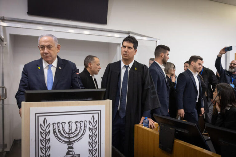 נתניהו באולם בית המשפט המחוזי בתל אביב לקראת עדותו בתיקי האלפים, לצד סגנורו עו"ד עמית חדד (צילום ארכיון: מרים אלסטר / פלאש 90)
