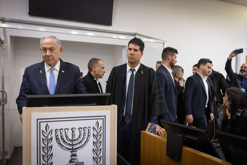נתניהו באולם בית המשפט המחוזי בתל אביב לקראת עדותו בתיקי האלפים (צילום ארכיון: מרים אלסטר / פלאש 90)