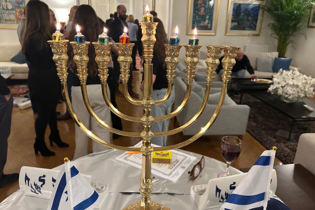 הדלקת נר שישי בשגרירות ישראל בפריז (צילום: חן פדר - שגרירות ישראל בצרפת)