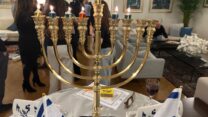 הדלקת נר שישי בשגרירות ישראל בפריז (צילום: חן פדר - שגרירות ישראל בצרפת)