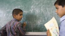 תלמידים איראנים בבית ספר בעיר בם בדרום מזרח איראן (צילום ארכיון: REUTERS/Raheb Homavandi)