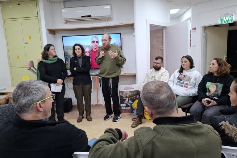 הדלקת נרות חנוכה עם בני משפחות חטופים וחברי הקיבוץ העירוני והגרעין התורני בנוף הגליל. מימין: נירית לביא אלון, דליה קושניר, גל גורן, הרב דובי הולץ, תומר זית ושירה צלניק (צילום: עדי שני)