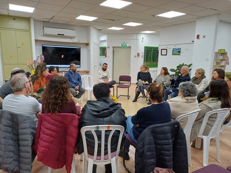 גל גורן (במרכז), בנם של מיה ואבנר גורן ז"ל, במעגל שיח בנוף הגליל. "השחרור של שרון, אמה ויולי קוניו הוא אחד הרגעים המשמחים ביותר שחוויתי. אבל דוד נשאר שם" (צילום: גל רקובר)