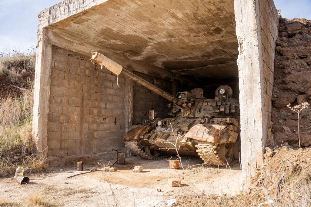 טנק סורי שכוחות צה"ל איתרו במרחב החיץ בין ישראל לסוריה והחרימו (צילום: דובר צה"ל) טנק סורי שכוחות צה"ל איתרו במרחב החיץ והחרימו (צילום: דובר צה"ל)