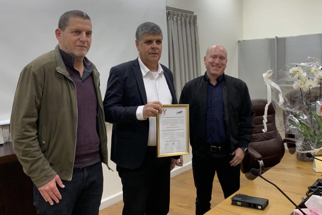 תמיר מילרד, מנכ״ל אשכול רשויות מישור החוף (מימין), ד"ר סמיר מחאמיד, ראש עיריית אום אל-פחם, ואסיף אייזק, ראש מועצת חוף הכרמל ויו״ר האשכול, חותמים על אמנה לצירוף אום אל-פחם לאשכול הרשויות (צילום: ענת מחנאי)