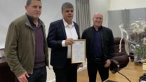 תמיר מילרד, מנכ״ל אשכול רשויות מישור החוף (מימין), ד"ר סמיר מחאמיד, ראש עיריית אום אל-פחם, ואסיף אייזק, ראש מועצת חוף הכרמל ויו״ר האשכול, חותמים על אמנה לצירוף אום אל-פחם לאשכול הרשויות (צילום: ענת מחנאי)