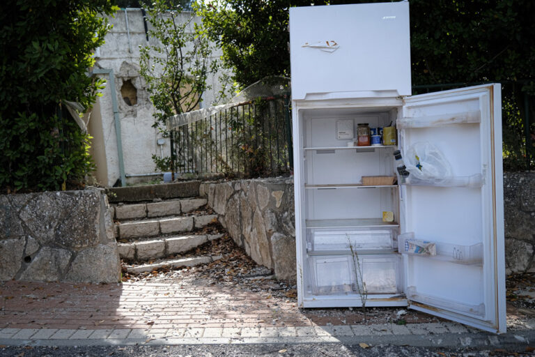 מקרר ששימש את החיילים וננטש באמצע הרחוב. מס רכוש מפצה על נזקי הירי של חיזבאללה, משרד הביטחון על פגעי הלוחמה הצה"לית (צילום: דוד טברסקי)