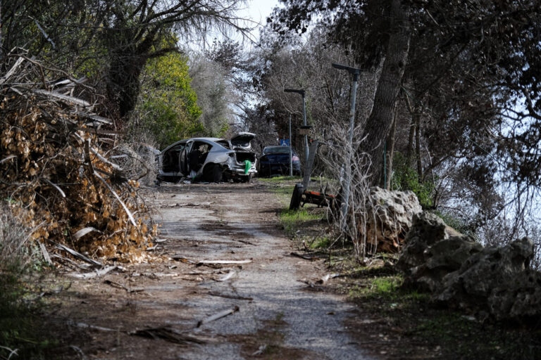 כלי רכב שנפגעו בתחילת המלחמה ברחוב צמוד הגדר (צילום: דוד טברסקי)