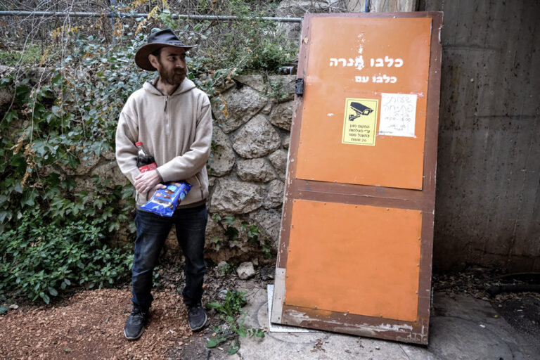 אברמוביץ' ודלת הכלבו. "דוגמה חיה לעוצמה של טיל נ"ט" (צילום: דוד טברסקי)