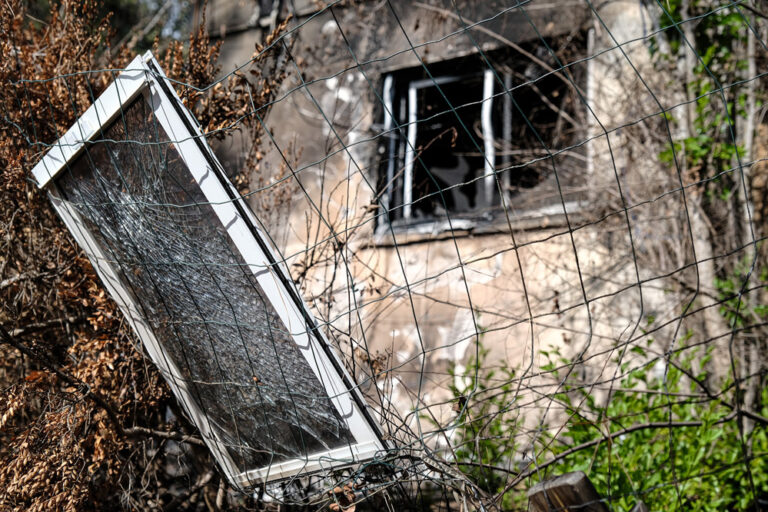 בניין שנפגע פגיעה עקיפה. "יש אנשים שמאוד כעסו על הפסקת האש. אחרים אמרו תודה לאל. אני לא שם ולא שם" (צילום: דוד טברסקי)