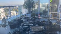 זירת הפגיעה בבנין ביבנה (צילום: כב"א)